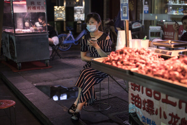 Uma vendedora de lagostins na rua Jiqing em Wuhan, China, em 5 de junho de 2020 (Getty Images)