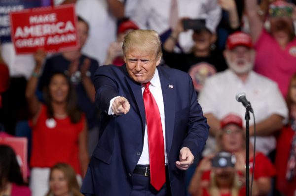 O presidente dos Estados Unidos, Donald Trump, chega para uma manifestação de campanha no BOK Center em 20 de junho de 2020, em Tulsa, Oklahoma (NICHOLAS KAMM / AFP via Getty Images)