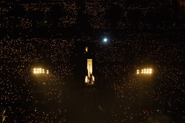 Participantes seguram velas enquanto a estátua da Deusa da Democracia (centro) é vista em Victoria Park, Hong Kong, em 4 de junho de 2017, durante uma vigília à luz de velas para marcar o 28o aniversário do massacre de Tiananmen em 1989 em Pequim (Anthony Wallace / AFP via Getty Images)