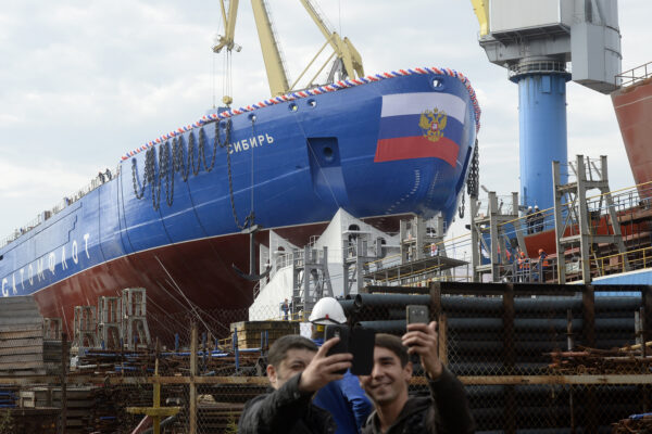 Homens tiram selfies durante a flutuação do quebra-gelo movido a energia nuclear de Sibir (Sibéria) no estaleiro do Báltico em São Petersburgo, Rússia, em 22 de setembro de 2017 (Olga Maltseva / AFP via Getty Images)