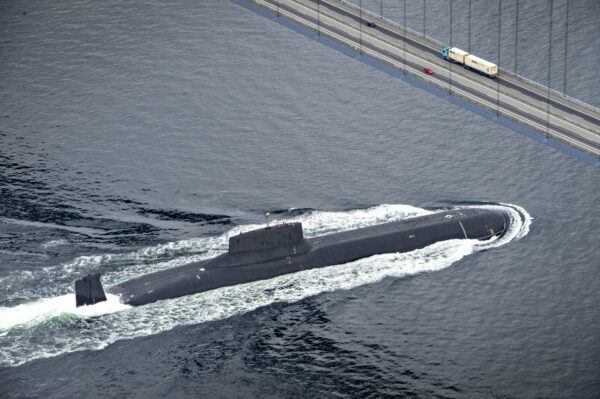 O submarino nuclear russo Dmitrij Donskoj navega sob a ponte Great Belt entre Jyutland e Fun através das águas dinamarquesas, perto de Korsor, em 21 de julho de 2017 (Michael Bager / AFP via Getty Images)