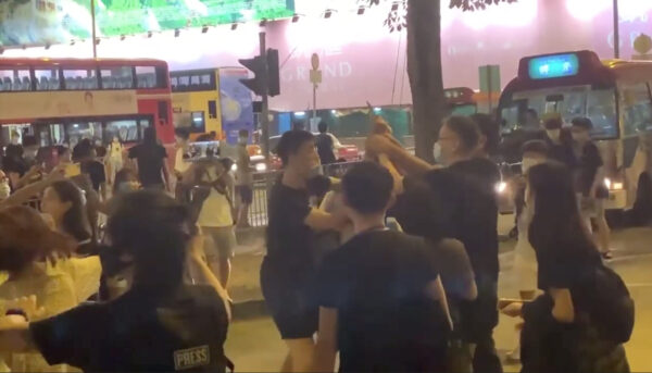 Os espectadores tentam subjugar o agressor que usava faca em Kwun Tong, Hong Kong, em 12 de junho de 2020 (Jerry / The Epoch Times)