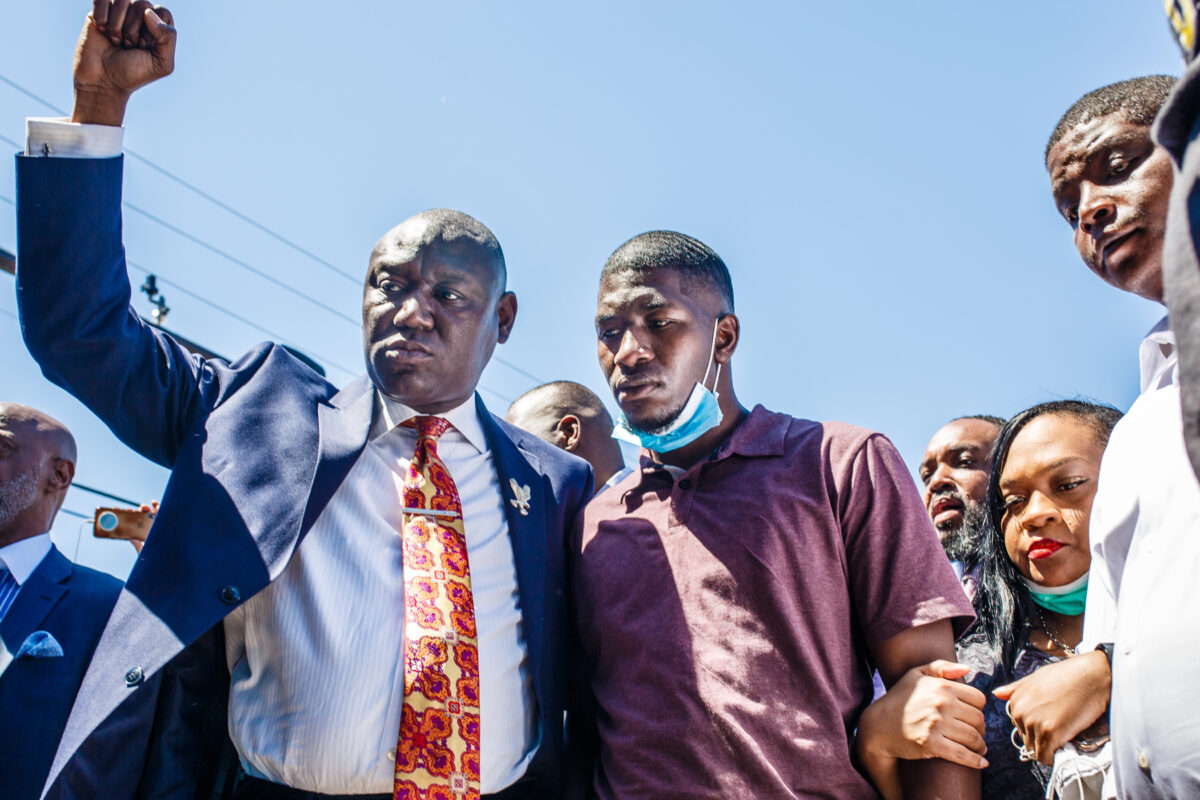 O filho de George Floyd, Quincy Mason Floyd (segundo da esquerda) e o advogado da família Ben Crump (esquerda) e outros membros da família visitam o local onde George Floyd morreu em Minneapolis, Minnesota, em 3 de junho de 2020 (Kerem Yucel / AFP via Getty Imagens)