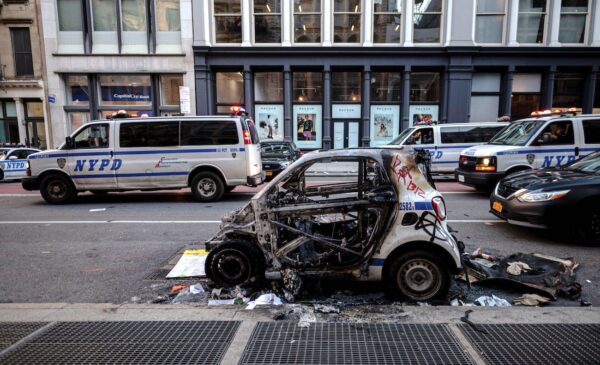 Um carro da polícia de Nova Iorque destruído é visto após uma noite de protesto em Lower Manhattan, na cidade de Nova Iorque, em 1º de junho de 2020 (Johannes Eisele / AFP via Getty Images)