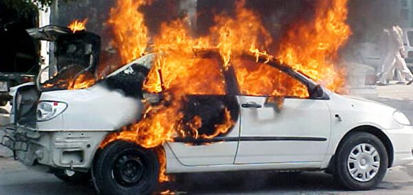 Uma foto de arquivo de um carro em chamas (STRDEL / AFP via Getty Images)