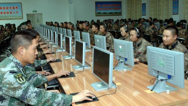 Soldados chineses trabalham em computadores. Os ciberataques do regime chinês contra os Estados Unidos continuaram, apesar dos acordos cibernéticos (mil.huanqiu.com)