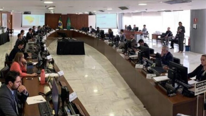 Centro de operações reúne 153 técnicos de todas as áreas federais, que se revezam 24 horas por dia em um mutirão (Foto: PR)