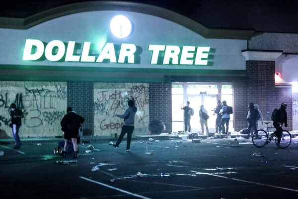 Uma loja da Dollar Tree é invadida e saqueada perto da 5ª Delegacia de Polícia de Minneapolis durante a quarta noite de protestos e violência após a morte de George Floyd, em Minneapolis, Minnesota, em 29 de maio de 2020 (Charlotte Cuthbertson / The Epoch Times)