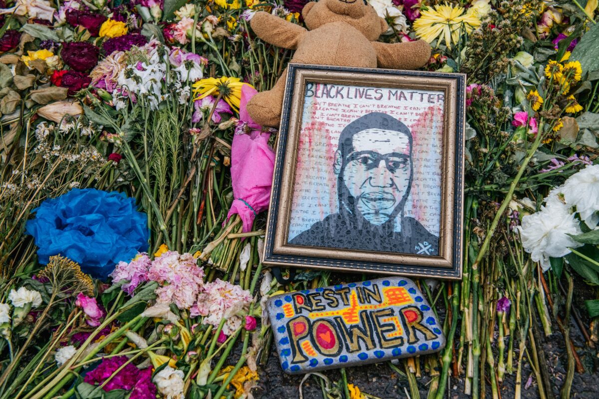 Flores e mensagens são colocadas no memorial de George Floyd em Minneapolis, Minn. em 9 de junho de 2020 (Brandon Bell / Getty Images)