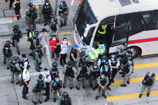 Manifestantes são presos pela polícia local em Mong Kok, Hong Kong, em 28 de junho de 2020 (Song Bilung / Epoch Times)