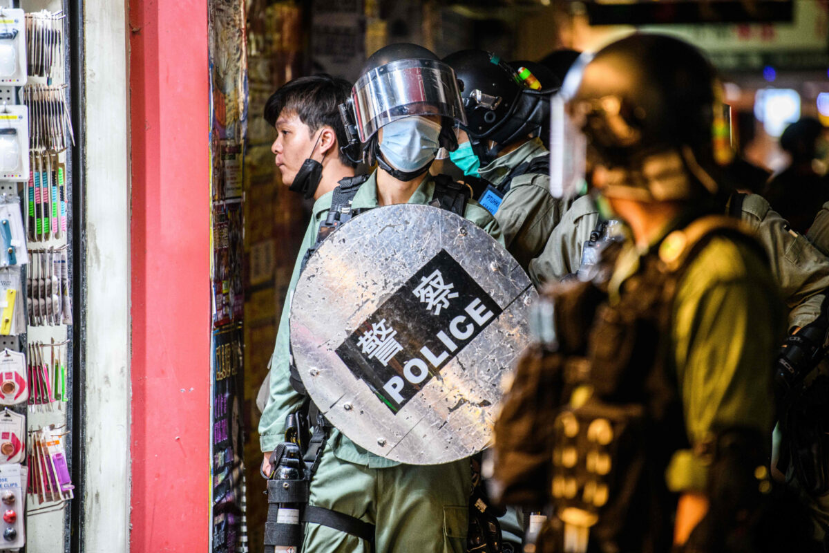 A polícia prende um homem enquanto manifestantes pró-democracia se reúnem no distrito de Causeway Bay, em Hong Kong, em 12 de junho de 2020 (Anthony Wallace / AFP via Getty Images)