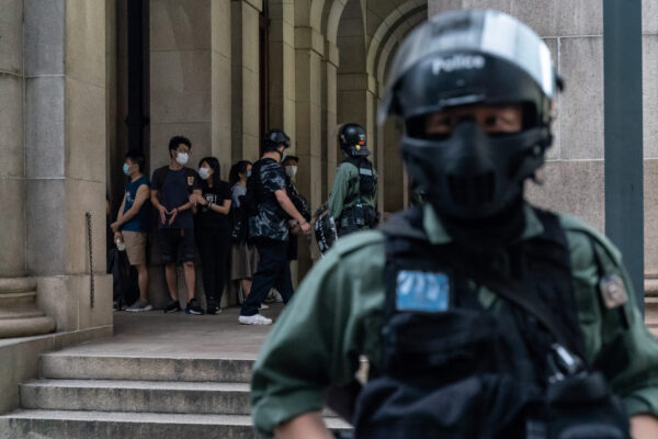 Policiais de choque detêm manifestantes durante uma manifestação no distrito Central de Hong Kong, em 9 de junho de 2020 (Anthony Kwan / Getty Images)