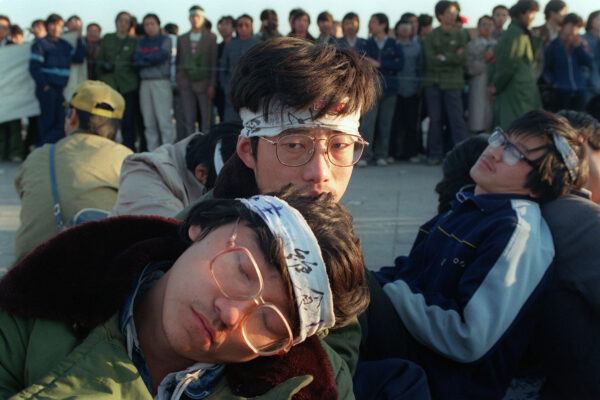 Os grevistas estudantis da Universidade de Pequim relaxam enquanto várias centenas de estudantes iniciam uma greve de fome ilimitada como parte dos protestos pró-democracia em massa contra o governo chinês na Praça Tiananmen em 14 de maio de 1989 (Catherine Henriette / AFP via Getty Images)