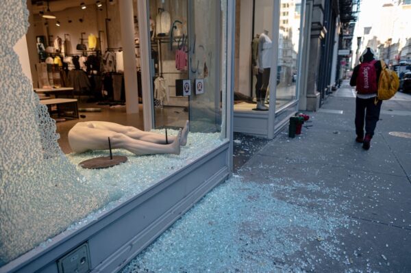 Uma loja saqueada e destruída é vista após uma noite de protestos em Minneapolis, na Baixa Manhattan, em Nova York, em 1º de junho de 2020. (Johannes Eisele / AFP via Getty Images)