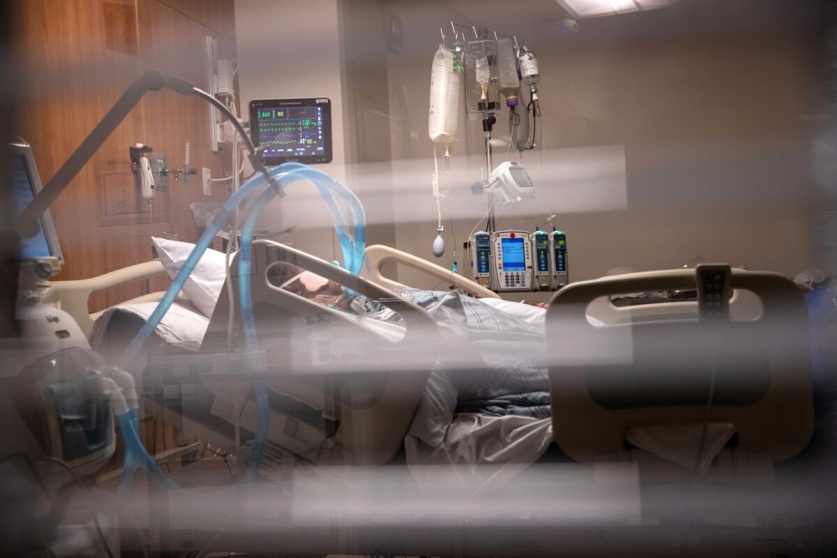 Os tubos de respiração ficam ao lado de um homem com COVID-19 em um respirador na Unidade de Terapia Intensiva do Hospital Stamford, Connecticut, em 24 de abril de 2020. (John Moore / Getty Images)