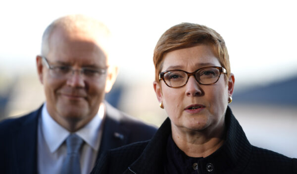 O primeiro-ministro Scott Morrison (E) com a senadora Marise Payne (R) fala à mídia em Sydney, na Austrália, em 13 de maio de 2019 (Tracey Nearmy / Getty Images)