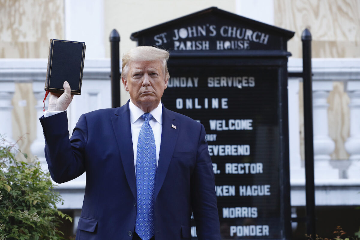 O presidente Donald Trump mantém uma Bíblia enquanto visita a Igreja de St. John, do outro lado do Lafayette Park, em frente à Casa Branca, em Washington, em 1º de junho de 2020 (Foto: AP / Patrick Semansky)