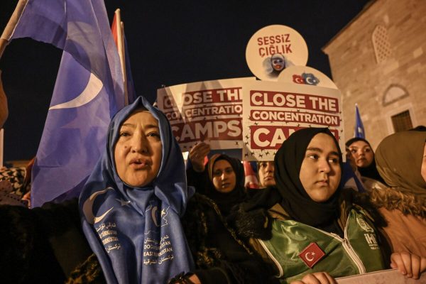 Apoiadores da minoria muçulmana uigur uigur da China agitam a bandeira do Turquestão Oriental e seguram faixas em Istambul, Turquia, em 20 de dezembro de 2019. (Ozan Kose / AFP via Getty Images)