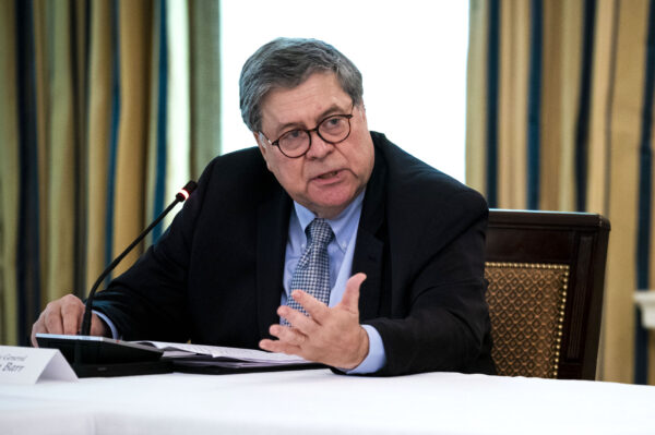 O procurador-geral da República, William Barr, fala durante uma mesa-redonda com policiais na Sala de Jantar do Estado da Casa Branca, em Washington, em 8 de junho de 2020  (Doug Mills-Pool / Getty Images)