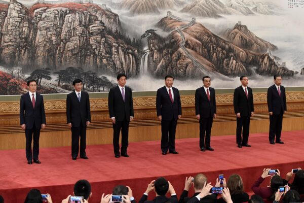 O Comitê Permanente do Politburo do Partido Comunista Chinês, principal órgão de decisão do país (da esquerda para a direita): Han Zheng, Wang Huning, Li Zhanshu, líder chinês Xi Jinping, primeiro-ministro Li Keqiang, Wang Yang e Zhao Leji se encontrou com a imprensa no Grande Salão do Povo em Pequim em 25 de outubro de 2017 (Wang Zhao / AFP via Getty Images)