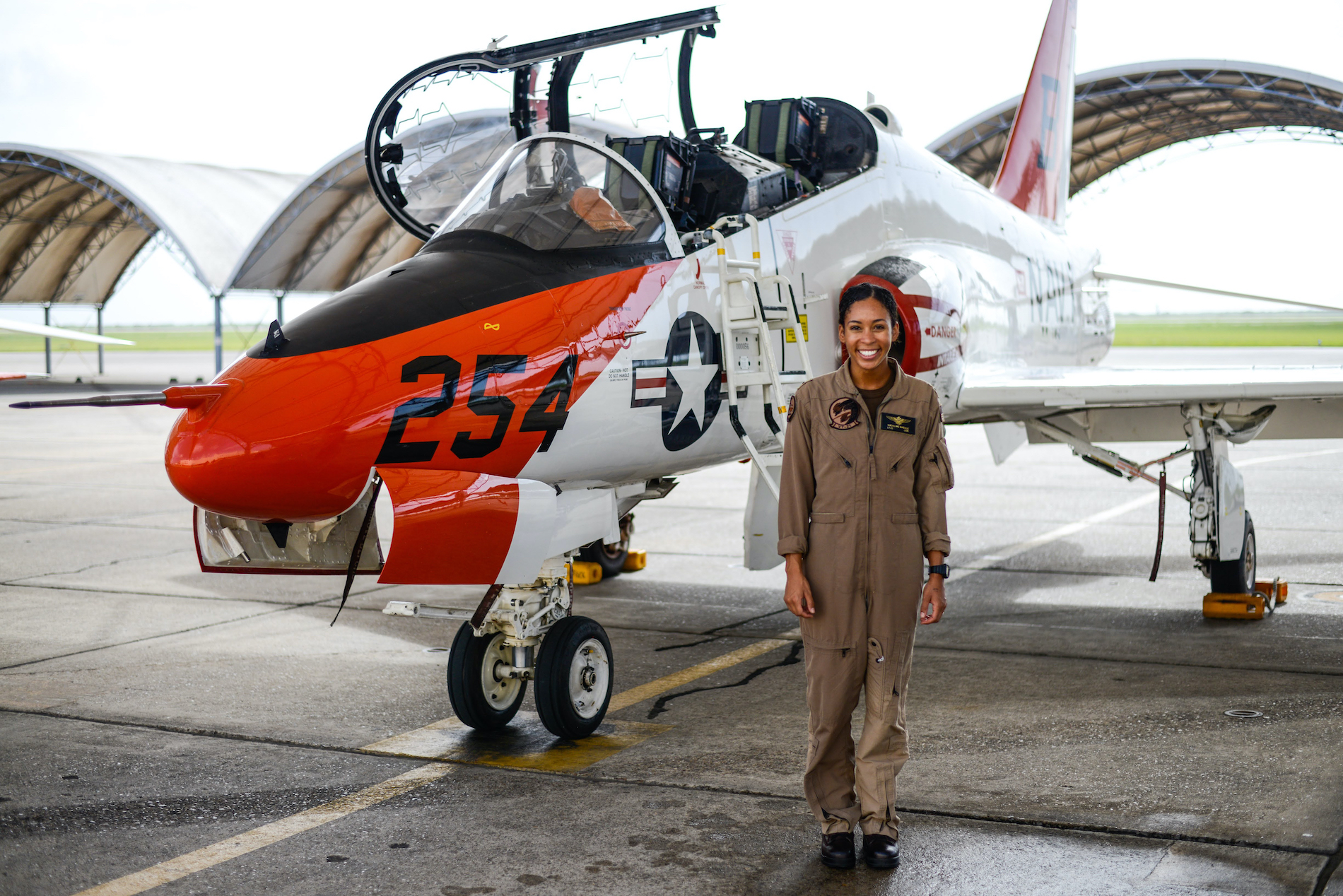 No comando de avião caça, É um shooter de rolagem vertical. Há quatro  pilotos de quatro países (Japão, Suécia, Reino Unido e Estados Unidos)  envolvidos em uma guerra. Cada