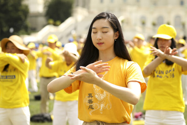 Praticantes do Falun Dafa realizam seus exercícios em Washington em uma foto de arquivo (Samira Bouaou / The Epoch Times)