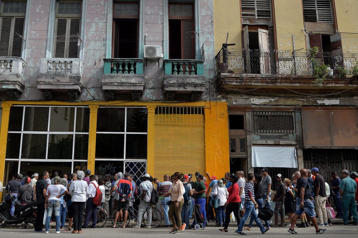 Dezenas de cubanos fazem fila na frente de uma padaria em Havana para comprar pão em 13 de dezembro de 2018 (Yamil Lage / AFP via Getty Images)