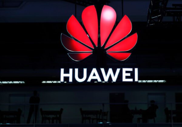 Um sinal da Huawei é exibido durante o 10º Fórum Mundial de Banda Larga Móvel em Zurique, em 15 de outubro de 2019 (Stefan Wermuth / AFP via Getty Images)