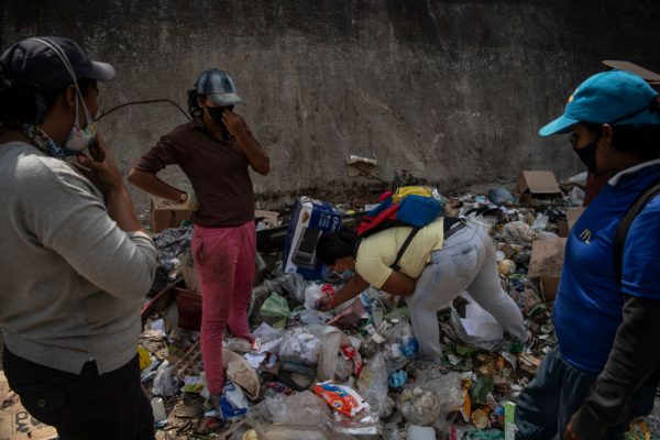 Pessoas cavam o lixo em Petare em 23 de março de 2020 em Caracas, Venezuela (Carlos Becerra / Getty Images)