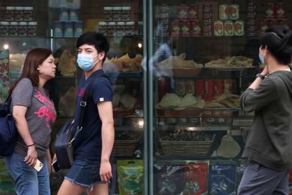 Pedestres no distrito de Chinatown em 4 de março de 2020 em Sydney, Austrália (Lisa Maree Williams / Getty Images)