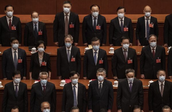 Delegados do Partido Comunista Chinês participam da conferência legislativa fantoche do regime em Pequim, China, em 28 de maio de 2020 (Kevin Frayer / Getty Images)