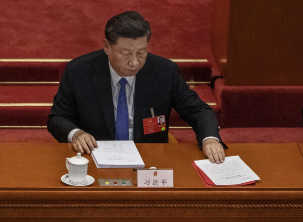 O líder chinês Xi Jinping organiza seus documentos na sessão de encerramento da legislatura fantástica do regime em Pequim em 28 de maio de 2020 (Kevin Frayer / Getty Images)