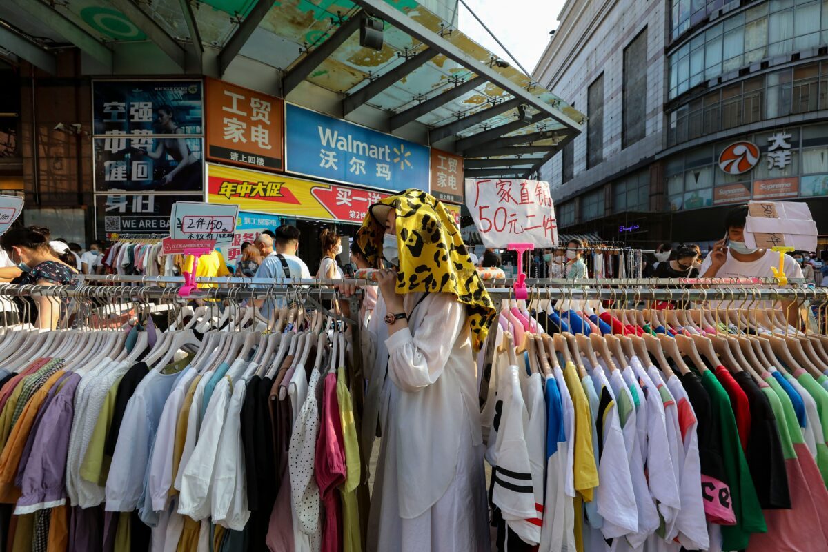 Vendedores ambulantes vendem roupas em um mercado de rua ao ar livre em Wuhan, China, em 8 de junho de 2020 (STR / AFP via Getty Images)