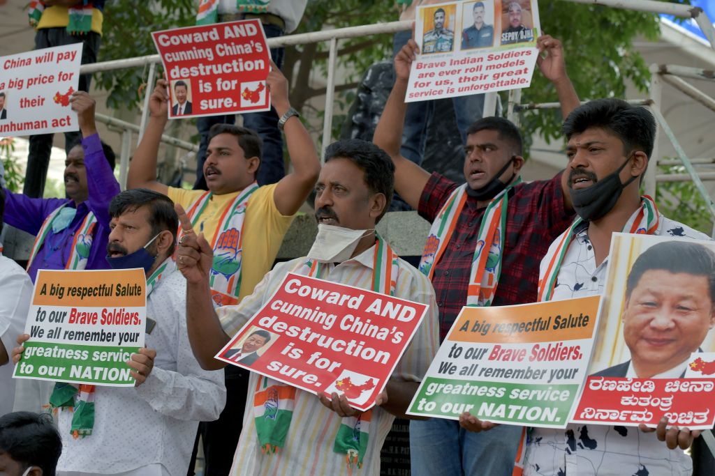 Membros do Congresso da Juventude de Karnataka seguram cartazes e gritam slogans durante um protesto contra o presidente chinês Xi Jinping em Bangalore em 17 de junho de 2020 (MANJUNATH KIRAN / AFP via Getty Images)