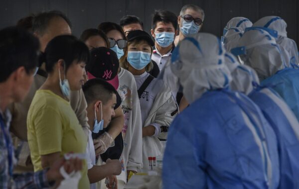 Pessoas aguardam na fila para o teste de ácido nucleico para a COVID-19 em um local de teste em Pequim em 1º de julho de 2020 (Kevin Frayer / Getty Images)