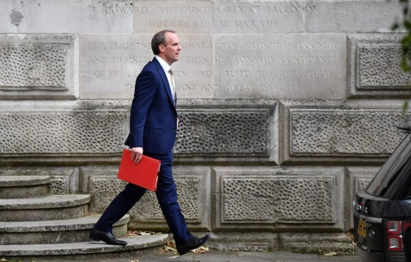 O secretário de Relações Exteriores da Inglaterra, Dominic Raab, deixa o Foreign and Commonwealth Office (FCO) no centro de Londres em 1º de julho de 2020, para fazer uma declaração sobre Hong Kong na Câmara dos Comuns (Ben STANSALL / AFP via Getty Images)