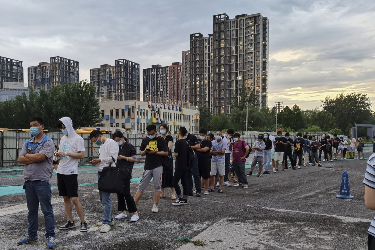 Pessoas esperam na fila para realizar os testes de zaragatoa de COVID-19 em uma estação de teste em Pequim em 6 de julho de 2020 (Lintao Zhang / Getty Images)