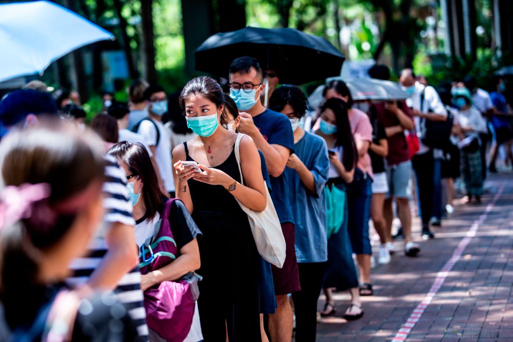 As pessoas esperam para votar durante as eleições primárias em Hong Kong em 12 de julho de 2020 (ISAAC LAWRENCE / AFP via Getty Images)