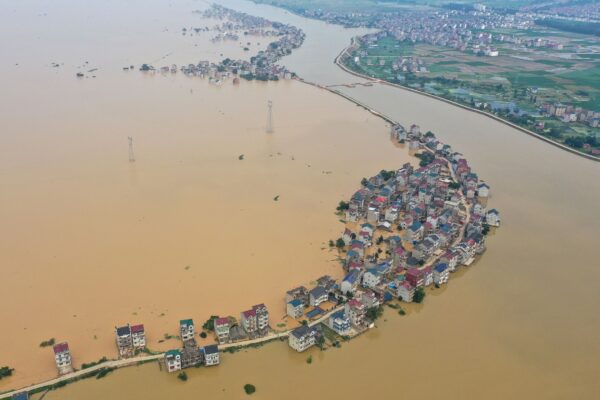 Vista aérea mostra ruas submersas e edifícios inundados após a quebra de uma barragem devido a inundações na cidade de Jiujiang, província de Jiangxi, China, em 13 de julho de 2020 (STR / AFP via Getty Images)