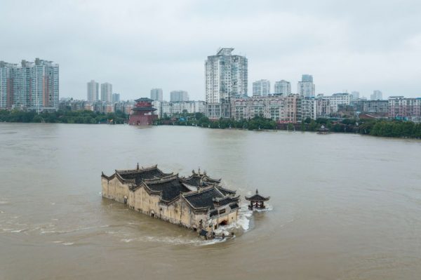 O templo de Guanyinge, um templo construído em pedra com 700 anos de idade, é inundado pelas enchentes do rio Yangtze em Ezhou, China, em 19 de julho de 2020 (STR / AFP / Getty Images)