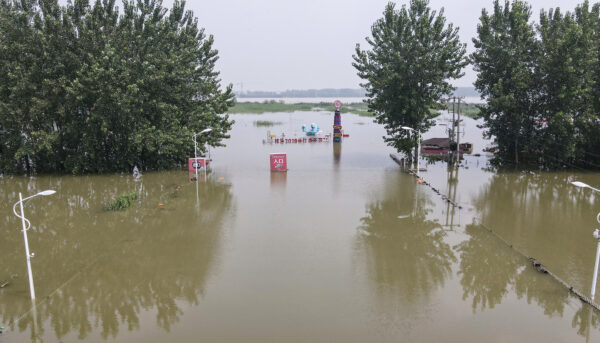 Um local turístico é submerso por inundações perto do rio Yangtze, na cidade de Zhenjiang, província de Jiangsu, China, em 20 de julho de 2020 (STR / AFP via Getty Images)