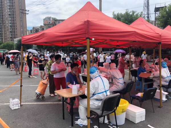 Pessoas fazem fila para testar para COVID-19 em um centro de testes improvisado em Dalian, província de Liaoning, nordeste da China, em 26 de julho de 2020 (STR / AFP via Getty Images)