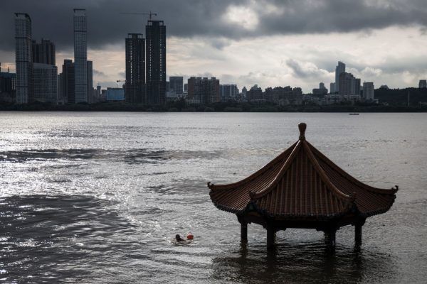 As inundações engolem um edifício ao longo do rio Yangtze em 6 de julho de 2020 em Wuhan, província de Hubei, China (Getty Images)