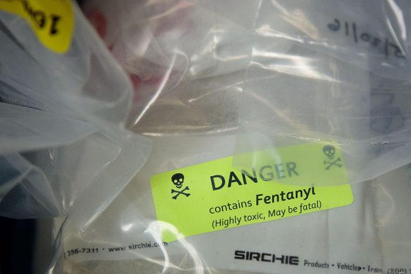 Sacos de heroína, alguns com fentanil, estão em exibição antes de uma conferência de imprensa sobre uma grande operação antidrogas, no escritório da Procuradoria Geral de Nova Iorque em 23 de setembro de 2016 na cidade de Nova Iorque (Drew Angerer / Getty Images)