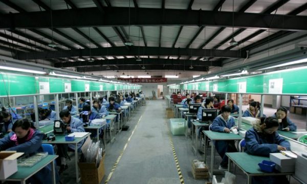 Imagem ilustrativa. Trabalhadores em uma linha de montagem em uma fábrica na cidade de Chengdu, província de Sichuan, China, em 19 de fevereiro de 2009 (China Photos / Getty Images)