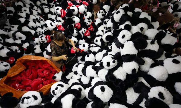 Imagem ilustrativa. Trabalhador chinês produz bichos de pelúcia para exportação em uma fábrica de brinquedos em Lianyungang, província de Jiangsu, em 9 de outubro de 2017 (STR / AFP / Getty Images)