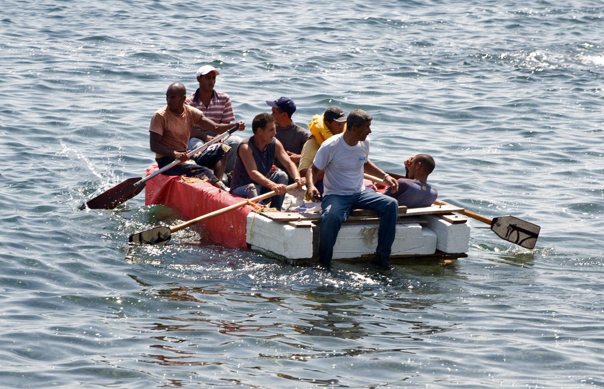 Sete cubanos permanecem em uma embarcação caseira momentos antes de serem presos por agentes militares cubanos em 4 de junho de 2009 em Havana (Adalberto Roque / AFP / Getty Images)