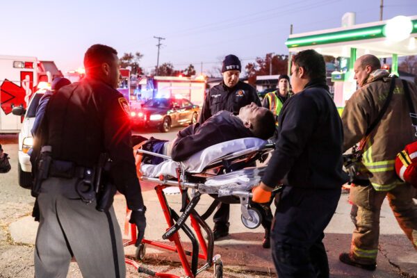 Os policiais e o pessoal de emergência do xerife do Condado de Montgomery respondem a uma suposta overdose de drogas no estacionamento de um posto de gasolina em Harrison Township, Dayton, Ohio, em 1 de novembro de 2019 (Charlotte Cuthbertson / The Epoch Times)