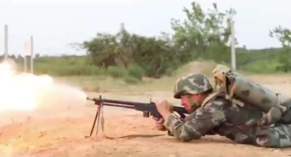 Uma captura de tela de um vídeo de 2 de junho de 2020 criado por autoridades de Pequim para promover a prontidão militar da China contra Taiwan (Captura de tela via Facebook)