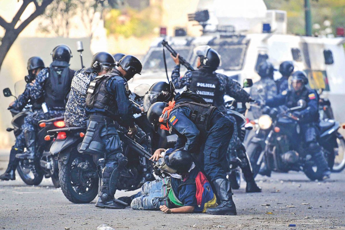 Um manifestante anti-Maduro é detido pelas forças de segurança durante os confrontos em Caracas em 1 de maio de 2019 (FEDERICO PARRA / AFP / Getty Images)